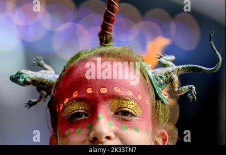 Berlin, Deutschland. 24. September 2022. Eva präsentiert ihre neue Frisur beim Lollapalooza Festival im Berliner Olympiastadion. Die Ausgabe 6. des Musikfestivals in Berlin findet vom 24.09.2022 - 25.09.2022 statt. Kredit: Britta Pedersen/dpa/Alamy Live Nachrichten Stockfoto