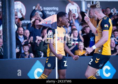 Newport, Großbritannien. 24. September 2022. Nathan Moriah-Welsh aus Newport County (L) feiert, nachdem er seinen Teams 1. Tor erzielt hat. EFL Football League Two Match, Newport County gegen Carlisle Utd bei der Rodney Parade in Newport, Wales am Samstag, 24.. September 2022. Dieses Bild darf nur für redaktionelle Zwecke verwendet werden. Nur zur redaktionellen Verwendung, Lizenz für kommerzielle Nutzung erforderlich. Bild: Andrew Orchard Sports Photography/Alamy Live News