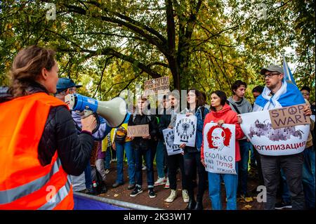 Den Haag, Niederlande. 24. September 2022. Während der Demonstration wird eine Frau durch ein Megaphon vor dem Protestierenden reden gesehen. Vor der russischen Botschaft in Den Haag organisierte die russische Gemeinschaft in den Niederlanden einen Protest gegen das Dekret von Präsident Wladimir Putin, teilweise Reservisten in Russland zu mobilisieren, und gegen den Krieg in der Ukraine. Trotz der harten Gesetze Russlands gegen die Kritik am Militär und am Krieg fanden im ganzen Land Proteste statt. Mehr als 1.300 Russen wurden bei Antikriegsdemonstrationen in 38 Städten verhaftet. Kredit: SOPA Images Limited/Alamy Live Nachrichten Stockfoto