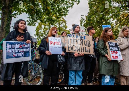 Den Haag, Niederlande. 24. September 2022. Während der Demonstration werden russische Demonstranten mit Plakaten gesehen, auf denen ihre Meinung zum Ausdruck gebracht wird. Vor der russischen Botschaft in Den Haag organisierte die russische Gemeinschaft in den Niederlanden einen Protest gegen das Dekret von Präsident Wladimir Putin, teilweise Reservisten in Russland zu mobilisieren, und gegen den Krieg in der Ukraine. Trotz der harten Gesetze Russlands gegen die Kritik am Militär und am Krieg fanden im ganzen Land Proteste statt. Mehr als 1.300 Russen wurden bei Antikriegsdemonstrationen in 38 Städten verhaftet. Kredit: SOPA Images Limited/Alamy Live Nachrichten Stockfoto