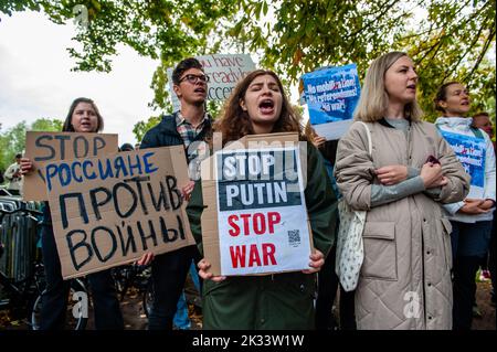 Den Haag, Niederlande. 24. September 2022. Während der Demonstration werden russische Demonstranten mit Plakaten gesehen, auf denen ihre Meinung zum Ausdruck gebracht wird. Vor der russischen Botschaft in Den Haag organisierte die russische Gemeinschaft in den Niederlanden einen Protest gegen das Dekret von Präsident Wladimir Putin, teilweise Reservisten in Russland zu mobilisieren, und gegen den Krieg in der Ukraine. Trotz der harten Gesetze Russlands gegen die Kritik am Militär und am Krieg fanden im ganzen Land Proteste statt. Mehr als 1.300 Russen wurden bei Antikriegsdemonstrationen in 38 Städten verhaftet. Kredit: SOPA Images Limited/Alamy Live Nachrichten Stockfoto