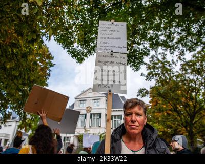 Den Haag, Niederlande. 24. September 2022. Während der Demonstration wird eine Frau mit einem Plakat gegen den Krieg gesehen. Vor der russischen Botschaft in Den Haag organisierte die russische Gemeinschaft in den Niederlanden einen Protest gegen das Dekret von Präsident Wladimir Putin, teilweise Reservisten in Russland zu mobilisieren, und gegen den Krieg in der Ukraine. Trotz der harten Gesetze Russlands gegen die Kritik am Militär und am Krieg fanden im ganzen Land Proteste statt. Mehr als 1.300 Russen wurden bei Antikriegsdemonstrationen in 38 Städten verhaftet. Kredit: SOPA Images Limited/Alamy Live Nachrichten Stockfoto