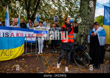 Den Haag, Niederlande. 24. September 2022. Eine Frau sah während der Demonstration Parolen gegen den Krieg in der Ukraine rufen. Vor der russischen Botschaft in Den Haag organisierte die russische Gemeinschaft in den Niederlanden einen Protest gegen das Dekret von Präsident Wladimir Putin, teilweise Reservisten in Russland zu mobilisieren, und gegen den Krieg in der Ukraine. Trotz der harten Gesetze Russlands gegen die Kritik am Militär und am Krieg fanden im ganzen Land Proteste statt. Mehr als 1.300 Russen wurden bei Antikriegsdemonstrationen in 38 Städten verhaftet. Kredit: SOPA Images Limited/Alamy Live Nachrichten Stockfoto