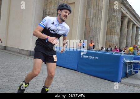 Berlin, Marathon - 24. September 2022 - Berlin-Marathon inlineskating am Brandenburger Tor. (Foto von Markku Rainer Peltonen) Stockfoto