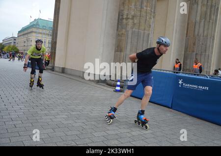 Berlin, Marathon - 24. September 2022 - Berlin-Marathon inlineskating am Brandenburger Tor. (Foto von Markku Rainer Peltonen) Stockfoto