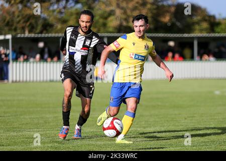 Theo Hudson von Marske United war ein Dorn im Auge beim Spiel der Northern Premier League Premier Division zwischen Marske United und Stafford Rangers im GER Stadium, Marske-by-the-Sea am Samstag, 24.. September 2022. (Kredit: Harry Cook | MI News) Kredit: MI Nachrichten & Sport /Alamy Live News Stockfoto