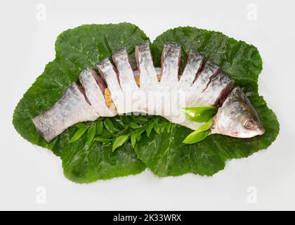 Der Rohu, rui oder Roho labeo ist eine Fischart der Karpfenfamilie, die in Flüssen in Südasien gefunden wird. Fischmarkt-Display. Roh, ungekocht, in Scheiben geschnitten und zu Stockfoto