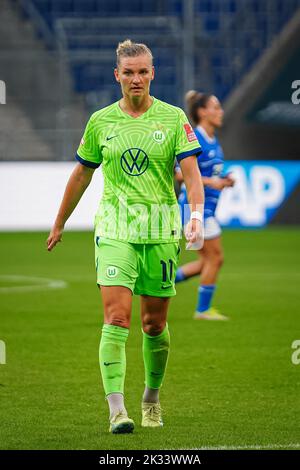 Sinsheim, Deutschland. 24. September 2022. Sinsheim, 24. 2022. September: Alexandra Popp (11 Wolfsburg) beim FLYERALARM Frauen-Bundesliga-Spiel zwischen TSG 1899 Hoffenheim und VfL Wolfsburg in der PreZero Arena in Sinsheim. (Norina Toenges/Sports Press Photo/SPP) Quelle: SPP Sport Press Photo. /Alamy Live News Stockfoto