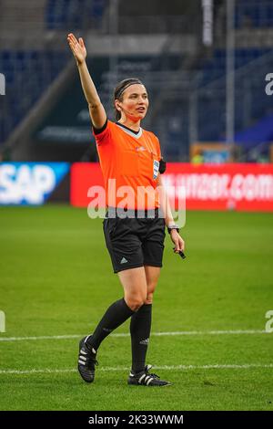 Sinsheim, Deutschland. 24. September 2022. Sinsheim, September 24. 2022: Schiedsrichterin Angelika Soeder beim FLYERALARM Frauen-Bundesliga-Spiel zwischen TSG 1899 Hoffenheim und VfL Wolfsburg in der PreZero Arena in Sinsheim. (Norina Toenges/Sports Press Photo/SPP) Quelle: SPP Sport Press Photo. /Alamy Live News Stockfoto