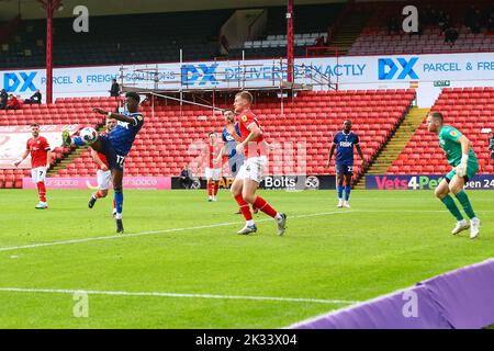 Oakwell Stadium, Barnsley, England - 24.. September 2022 Jesuran Rak-Sakyi (17) von Charlton Athletic mit einer großen Chance auf das Tor - während des Spiels Barnsley gegen Charlton Athletic, Sky Bet League One, 2022/23, Oakwell Stadium, Barnsley, England - 24.. September 2022 Credit: Arthur Haigh/WhiteRoseFotos/Alamy Live News Stockfoto