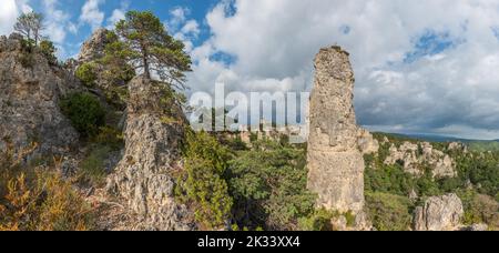 Felsen mit seltsamen Formen im Chaos von Montpellier-le-Vieux im nationalpark cevennes. Panorama, Panorama. La Roque-Sainte-Marguerite, Aveyron Stockfoto