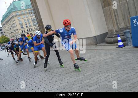 Berlin, Marathon - 24. September 2022 - Berlin-Marathon inlineskating am Brandenburger Tor. (Foto von Markku Rainer Peltonen) Stockfoto