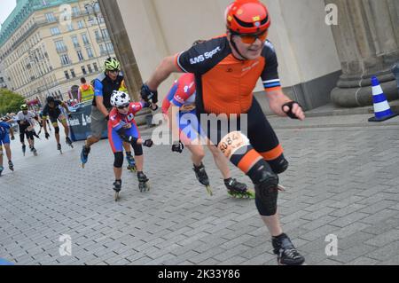 Berlin, Marathon - 24. September 2022 - Berlin-Marathon inlineskating am Brandenburger Tor. (Foto von Markku Rainer Peltonen) Stockfoto