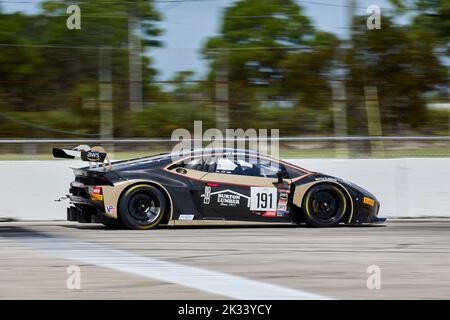 Sebring, FL, USA. 24.. September 2022. Fanatec GT World Challenge America Powered by AWS auf dem Sebring International Speedway, USA. Lieblingssportwagen von Marken wie Acura, Aston Martin, Ferrari, Lamborghini, Mercedes-AMG, Und Porsche wird die Beulen in Zentral-Florida zu kämpfen. Kredit: Yaroslav Sabitov/YES Market Media/Alamy Live Nachrichten Stockfoto