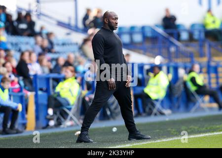 Sheffield, Großbritannien. 24. September 2022. Darren Moore Manager von Sheffield Mittwoch während des Sky Bet League 1-Spiels Sheffield Wednesday gegen Wycombe Wanderers in Hillsborough, Sheffield, Großbritannien, 24.. September 2022 (Foto von Ben Early/News Images) in Sheffield, Großbritannien am 9/24/2022. (Foto von Ben Early/News Images/Sipa USA) Quelle: SIPA USA/Alamy Live News Stockfoto