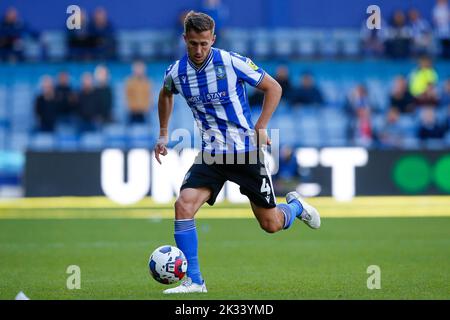 Sheffield, Großbritannien. 24. September 2022. Will Vaulks #4 of Sheffield Wednesday während des Sky Bet League 1-Spiels Sheffield Wednesday gegen Wycombe Wanderers in Hillsborough, Sheffield, Großbritannien, 24.. September 2022 (Foto von Ben Early/News Images) in Sheffield, Großbritannien am 9/24/2022. (Foto von Ben Early/News Images/Sipa USA) Quelle: SIPA USA/Alamy Live News Stockfoto