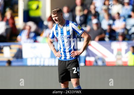 Sheffield, Großbritannien. 24. September 2022. Michael Smith #24 of Sheffield Wednesday während des Sky Bet League 1-Spiels Sheffield Wednesday gegen Wycombe Wanderers in Hillsborough, Sheffield, Großbritannien, 24.. September 2022 (Foto von Ben Early/News Images) in Sheffield, Großbritannien am 9/24/2022. (Foto von Ben Early/News Images/Sipa USA) Quelle: SIPA USA/Alamy Live News Stockfoto