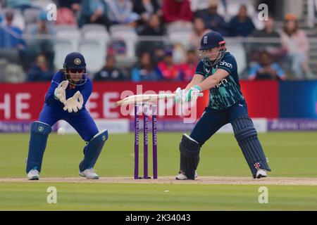 24. September 2022, London, Großbritannien. Die Engländerin Tammy Beaumont flatternd, als Engländerinnen Indien bei der Royal London One Day International at Lords 3. in die Rolle übernehmen. David Rowe/Alamy Live News. Stockfoto