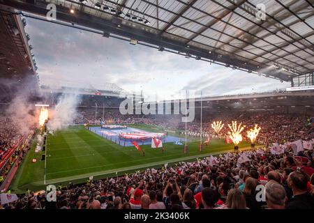 Beide Mannschaften treten in die Spielzeit des 25. Betfred Super League Grand Final Match St Helens gegen Leeds Rhinos in Old Trafford, Manchester, Großbritannien, 24.. September 2022 (Foto von Craig Thomas/News Images) in, am 9/24/2022. (Foto von Craig Thomas/News Images/Sipa USA) Quelle: SIPA USA/Alamy Live News Stockfoto
