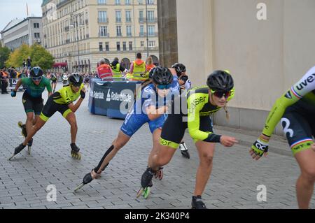 Berlin, Marathon - 24. September 2022 - Berlin-Marathon inlineskating am Brandenburger Tor. (Foto von Markku Rainer Peltonen) Stockfoto