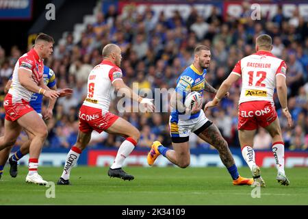 Zak Hardaker von Leeds Rhinos versucht, beim Betfred Super League Grand Final in Old Trafford, Manchester, an Kruise Leeming und Rhyse Martin von Leeds Rhinos (rechts) vorbei zu kommen. Bilddatum: Samstag, 24. September 2022. Stockfoto