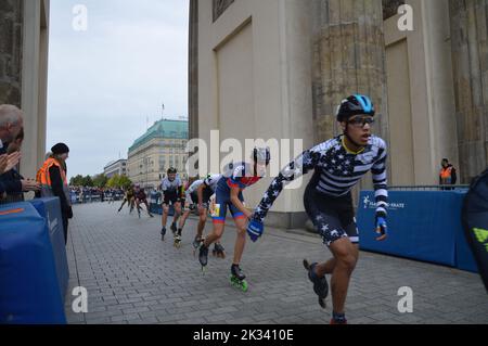 Berlin, Marathon - 24. September 2022 - Berlin-Marathon inlineskating am Brandenburger Tor. (Foto von Markku Rainer Peltonen) Stockfoto