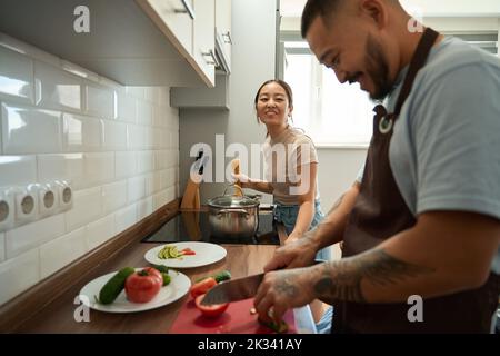 Mann und Frau kochen gemeinsam in der Küche Stockfoto