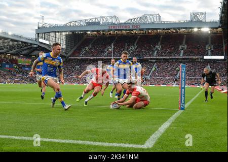 Manchester, England -24.. September 2022 - Jonathan Bennison von St. Helens versucht es einmal. Rugby League Betfred Super League Grand Final, St. Helens vs Leeds Rhinos at Old Trafford, Manchester, Großbritannien Credit: Dean Williams/Alamy Live News Stockfoto