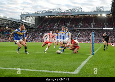 Manchester, England -24.. September 2022 - Jonathan Bennison von St. Helens versucht es einmal. Rugby League Betfred Super League Grand Final, St. Helens vs Leeds Rhinos at Old Trafford, Manchester, Großbritannien Credit: Dean Williams/Alamy Live News Stockfoto