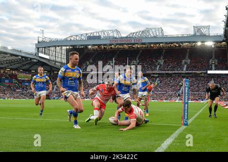 Manchester, England -24.. September 2022 - Jonathan Bennison von St. Helens versucht es einmal. Rugby League Betfred Super League Grand Final, St. Helens vs Leeds Rhinos at Old Trafford, Manchester, Großbritannien Credit: Dean Williams/Alamy Live News Stockfoto