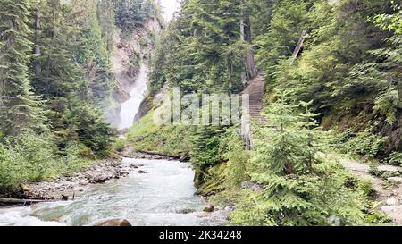 Der wunderschöne Blick auf die Bear Creek Falls im Glacier-Nationalpark. Kanada, British Columbia. Stockfoto