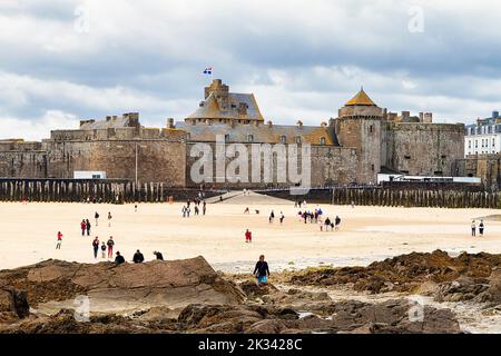 Blick vom Fort National auf die Stadtmauer, Spaziergänger am Strand, Saint-Malo, Emerald Coast, Cote d'Emeraude, Bretagne, Frankreich Stockfoto