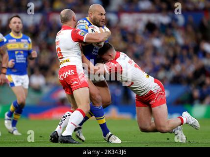 Bodene Thompson von Leeds Rhinos wird von St Helens' James Roby und Morgan Knowles (rechts) während des Betfred Super League Grand Finals in Old Trafford, Manchester, angegangen. Bilddatum: Samstag, 24. September 2022. Stockfoto