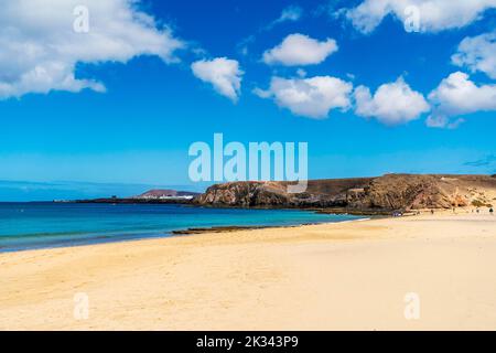 Sandstrand Playa del Pozo und vulkanische Felsen im Nationalpark Los Ajaches auf Lanzarote, Kanarische Inseln, Spanien Stockfoto