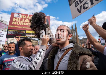 Glasgow, Schottland, Großbritannien. 24.. September 2022: Menschen versammeln sich auf dem George Square, um gegen Menschenrechtsverletzungen durch das Regime im Iran zu protestieren. Die Demonstranten wollten ihre Unterstützung für Mahsa Amini zeigen, der von der Moralpolizei festgenommen wurde und nach seiner Verhaftung starb, weil er den Hijab zu Unrecht getragen hatte. Einige der Anwesenden entschieden sich, sich als Symbol des Protests die Haare rasieren zu lassen. Kredit: Skully/Alamy Live Nachrichten Stockfoto