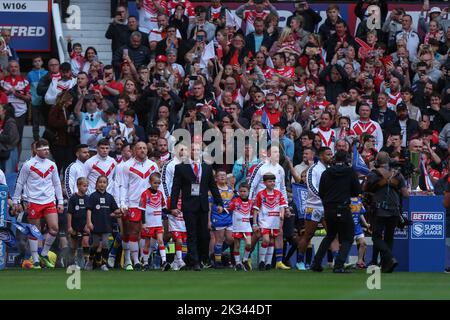 Manchester, Großbritannien. 24. September 2022. Beide Teams kommen zum 25. Betfred Super League Grand Final Spiel St Helens gegen Leeds Rhinos in Old Trafford, Manchester, Großbritannien, 24.. September 2022 (Foto von David Greaves/News Images) in Manchester, Großbritannien am 9/24/2022. (Foto von David Greaves Fotos/ Via/News Images/Sipa USA) Quelle: SIPA USA/Alamy Live News Stockfoto