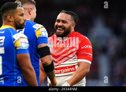 St. Helens' Konrad Hurrell (rechts) scherzt mit Liam Sutcliffe von Leeds Rhinos während des Betfred Super League Grand Finales in Old Trafford, Manchester. Bilddatum: Samstag, 24. September 2022. Stockfoto