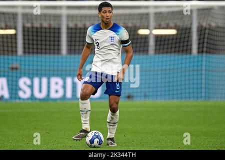Jude Bellingham aus England in Aktion während der UEFA Nations League Ein Fußballspiel der Gruppe 3 zwischen Italien und England im San Siro Stadium stad Stockfoto
