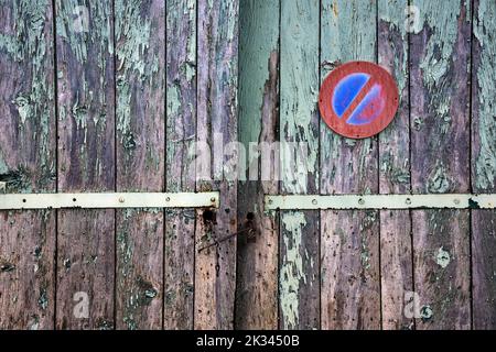 Altes verwittertes Holztor mit altem No-Stop-Schild, Provence, Frankreich Stockfoto