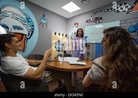 Mann und zwei Frauen treffen sich im Arbeitsraum Stockfoto