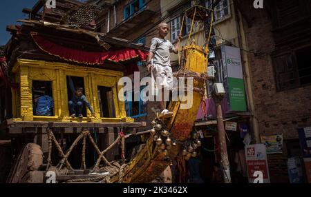 Kinder steigen auf den Wagen, der bei den Biska Jatra Feiern in Bhaktapur, Nepal, verwendet wurde. Stockfoto