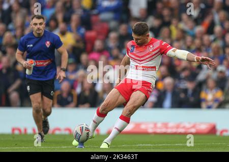 Manchester, Großbritannien. 24. September 2022. Tommy Makinson #2 von St Helens wandelt einen Torstoß während des 25. Betfred Super League Grand Final Matches St Helens gegen Leeds Rhinos in Old Trafford, Manchester, Großbritannien, 24.. September 2022 (Foto von David Greaves/News Images) in Manchester, Großbritannien am 9/24/2022. (Foto von David Greaves Fotos/ Via/News Images/Sipa USA) Quelle: SIPA USA/Alamy Live News Stockfoto