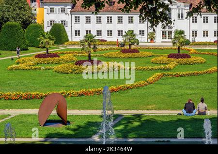 Bibliothek-Orangerie, Palmen, Zimt (Solenostemo) und Zinnien (Zinnia), Hofgarten, Kempten, Bayern, Deutschland Stockfoto