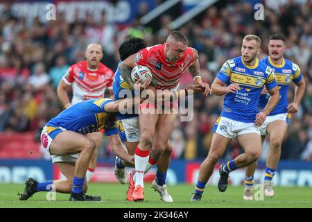 Manchester, Großbritannien. 24. September 2022. Curtis Sironen #16 von St Helens läuft bei der Verteidigung der Leeds Rhinos während des 25. Betfred Super League Grand Final Matches St Helens gegen Leeds Rhinos in Old Trafford, Manchester, Großbritannien, 24.. September 2022 (Foto von David Greaves/News Images) in Manchester, Großbritannien am 9/24/2022. (Foto von David Greaves Fotos/ Via/News Images/Sipa USA) Quelle: SIPA USA/Alamy Live News Stockfoto