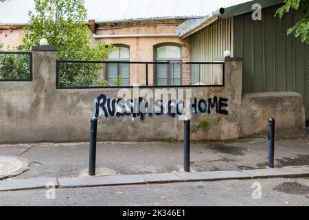 Tiflis, Georgien - September 2022: Anti-russische Slogan oder Zeichen auf der Straße in der Innenstadt von Tiflis, Georgien. Anti-russische Sentiment-Graffiti in Georgien Stockfoto