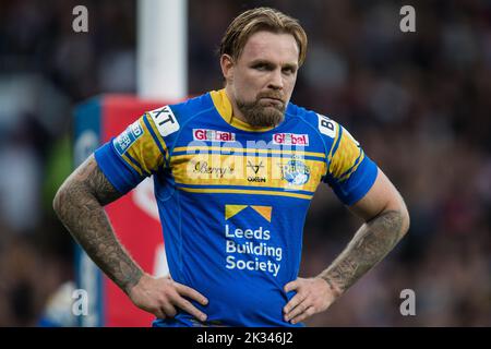 Manchester, Großbritannien. 23. September 2022. Ein niedergeschlagen Blake Austin #6 von Leeds Rhinos während des 25. Betfred Super League Grand Final Matches St Helens gegen Leeds Rhinos in Old Trafford, Manchester, Großbritannien, 23.. September 2022 (Foto von James Heaton/Nachrichtenbilder) in Manchester, Großbritannien am 9/23/2022. (Foto von James Heaton/News Images/Sipa USA) Quelle: SIPA USA/Alamy Live News Stockfoto