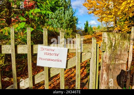 Betreten Verboten Privatgrundstück, Schild an einem Hoftor aus Holzlatten. Stockfoto