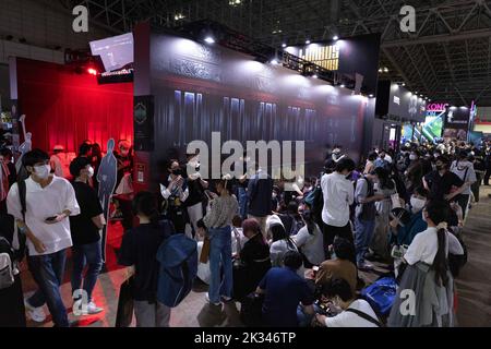 Chiba, Japan. 17. September 2022. Besucher warten darauf, einen Ausstellungsbereich auf der Tokyo Game Show 2022 zu betreten. Nach einer zweijährigen Pause, die durch die Covid-19-Pandemie erzwungen wurde, kehrte die Tokyo Game Show zur Makuhari Messe in Chiba, Japan, zurück. (Bild: © Stanislav Kogiku/SOPA Images via ZUMA Press Wire) Stockfoto