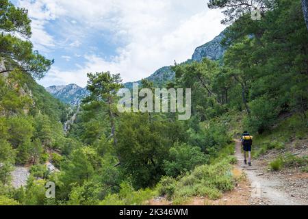 Wanderer Trekking in den Bergen im Sommer. Trekker mit Rucksack auf dem Lykischen Weg Wander- und Trekkingpfad in der Nähe von Antalya, Türkei. Stockfoto