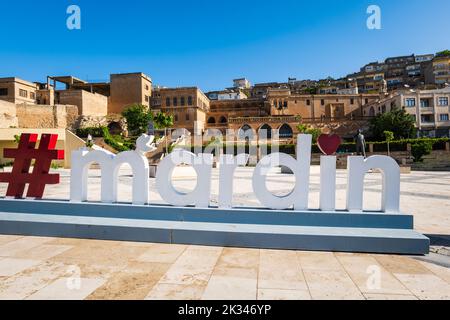 Mardin, Türkei - Mai 2022: Mardin Altstadt Hauptplatz mit Wahrzeichen der Stadt, Mardin Burg. Stadtbild von Mardin in der Türkei Stockfoto